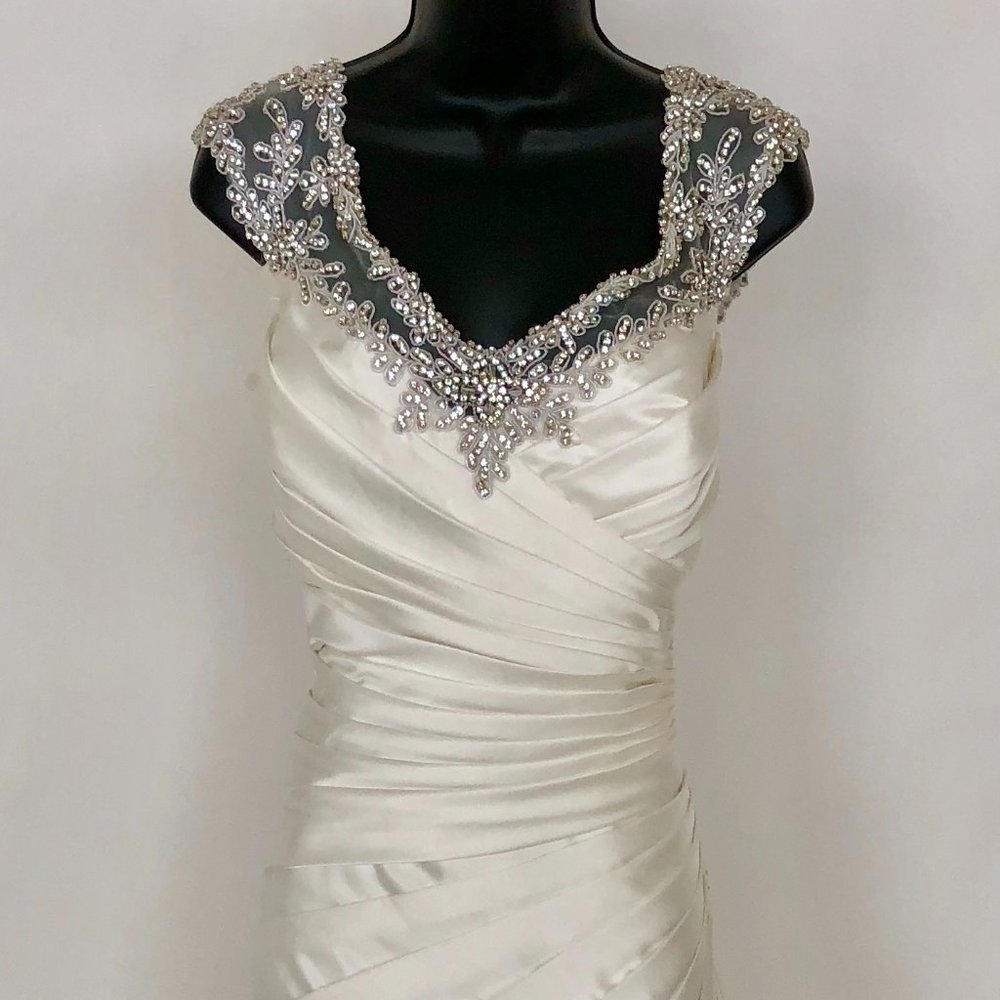 Callista Barcelona Ivory Size 18 A-line V-Neck